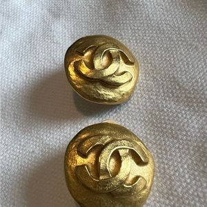 Authentic CHANEL CC Logo Button
Motif Earrings Gold-Tone Clip-On 95A